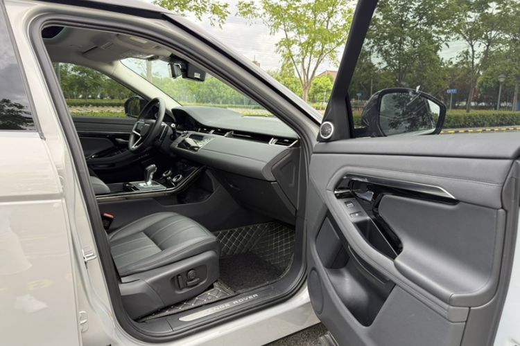 Used Land Rover Range Evoque 2022 Aurora L 249 PS R-Dynamic Luxury Edition Right Front Seat