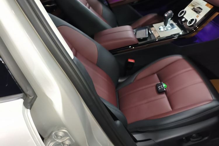 Used Land Rover Range Evoque 2022 Facelifted Aurora L 249 PS R-Dynamic Luxury Edition Right Front Seat