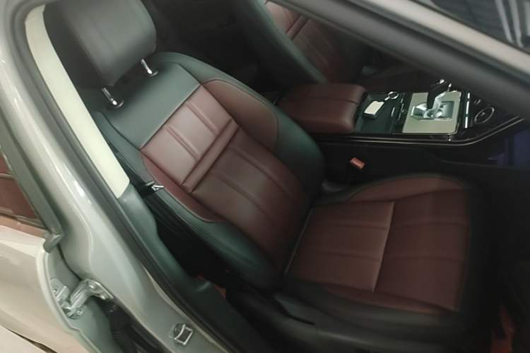 Used Land Rover Range Evoque 2022 Aurora L 249 PS R-Dynamic Luxury Edition Right Front Seat