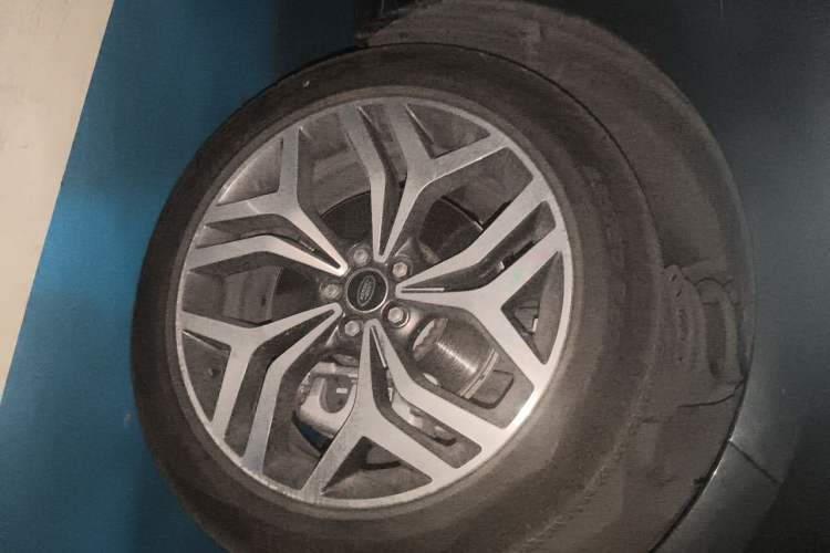 Used Land Rover Range Evoque 2022 Facelifted Aurora L 249 PS R-Dynamic Luxury Edition Right Front Wheel Hub