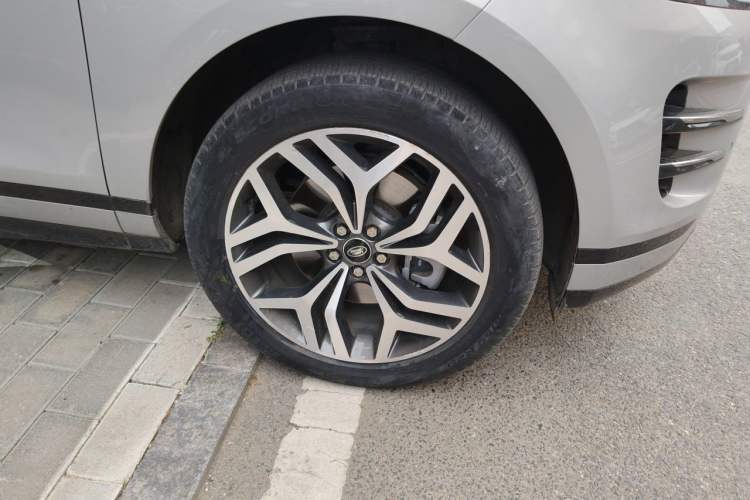 Used Land Rover Range Evoque 2022 Facelifted Aurora L 249 PS R-Dynamic Luxury Edition Right Front Wheel Hub