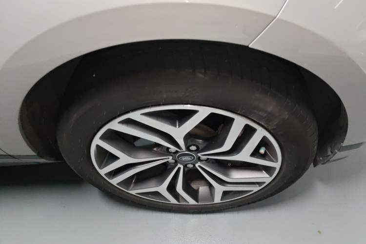 Used Land Rover Range Evoque 2022 Facelifted Aurora L 249 PS R-Dynamic Luxury Edition Right Front Wheel Hub