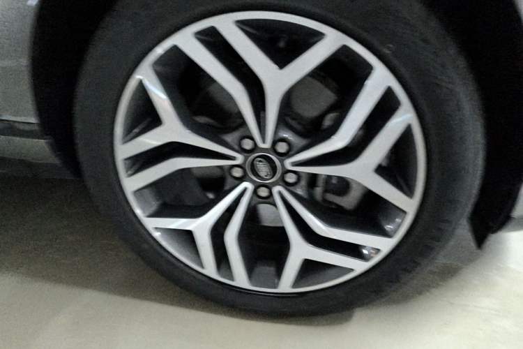 Used Land Rover Range Evoque 2022 Aurora L 249 PS R-Dynamic Luxury Edition Right Front Wheel Hub