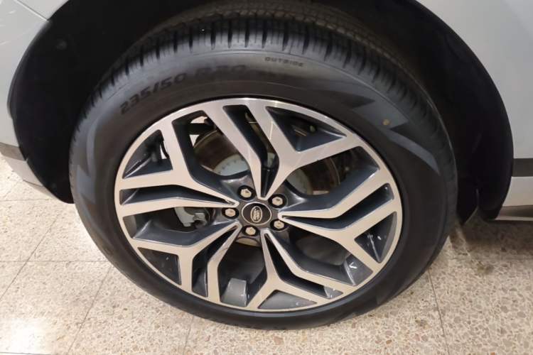 Used Land Rover Range Evoque 2022 Facelifted Aurora L 249 PS R-Dynamic Luxury Edition Right Rear Wheel Hub