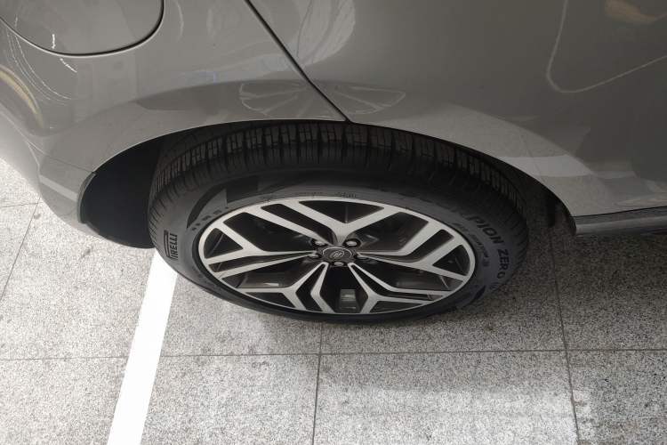 Used Land Rover Range Evoque 2022 Facelifted Aurora L 249 PS R-Dynamic Luxury Edition Right Rear Wheel Hub