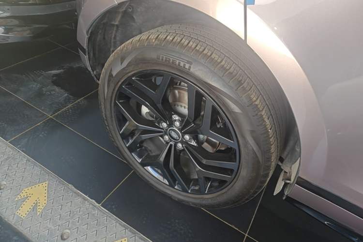 Used Land Rover Range Evoque 2022 Facelifted Aurora L 249 PS R-Dynamic Luxury Edition Right Rear Wheel Hub