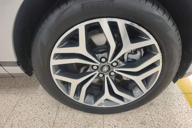 Used Land Rover Range Evoque 2022 Facelifted Aurora L 249 PS R-Dynamic Luxury Edition Right Rear Wheel Hub