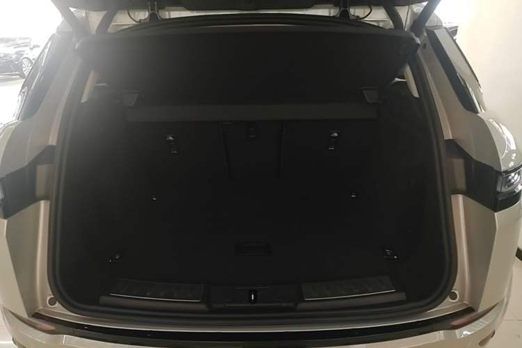 Used Land Rover Range Evoque 2022 Aurora L 249 PS R-Dynamic Luxury Edition Trunk