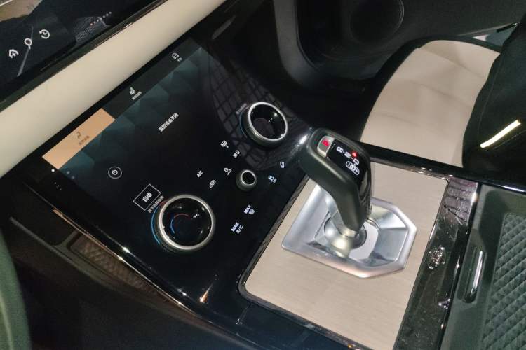 Used Land Rover Range Evoque 2022 Facelifted Aurora L 249 PS R-Dynamic Luxury Edition Gear Lever