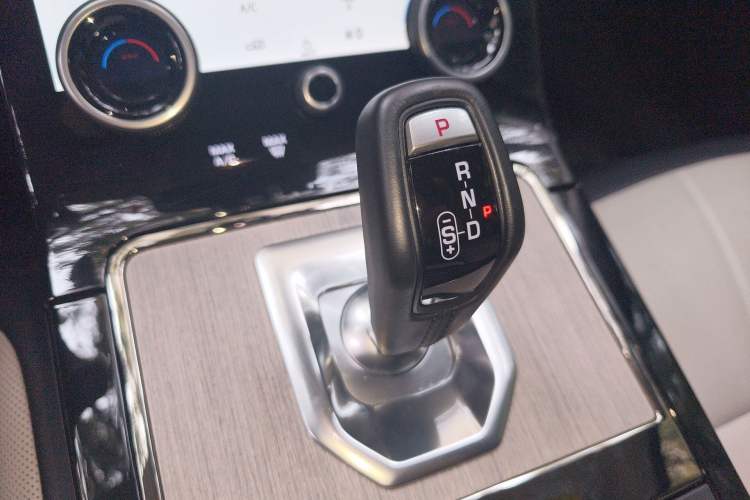 Used Land Rover Range Evoque 2022 Facelifted Aurora L 249 PS R-Dynamic Luxury Edition Gear Lever