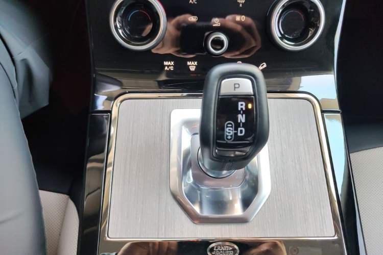 Used Land Rover Range Evoque 2022 Aurora L 249 PS R-Dynamic Luxury Edition Gear Lever