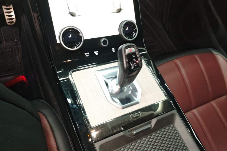 Used Land Rover Range Evoque 2022 Facelifted Aurora L 249 PS R-Dynamic Luxury Edition Gear Lever