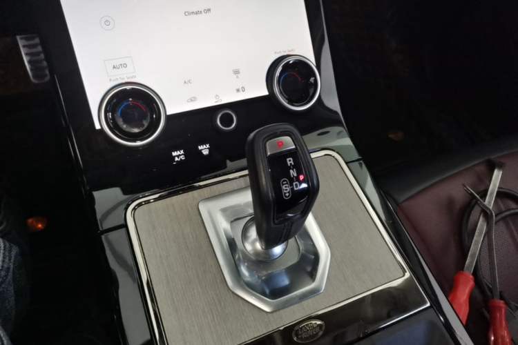 Used Land Rover Range Evoque 2022 Facelifted Aurora L 249 PS R-Dynamic Luxury Edition Gear Lever