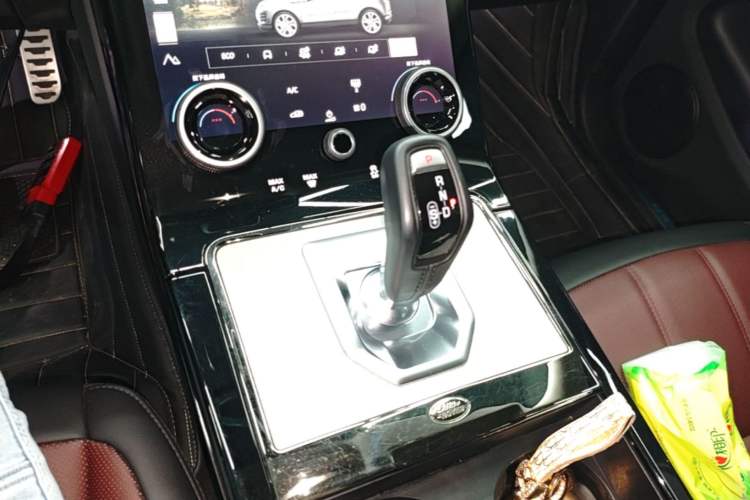 Used Land Rover Range Evoque 2022 Facelifted Aurora L 249 PS R-Dynamic Luxury Edition Gear Lever