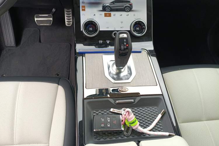 Used Land Rover Range Evoque 2022 Facelifted Aurora L 249 PS R-Dynamic Luxury Edition Gear Lever