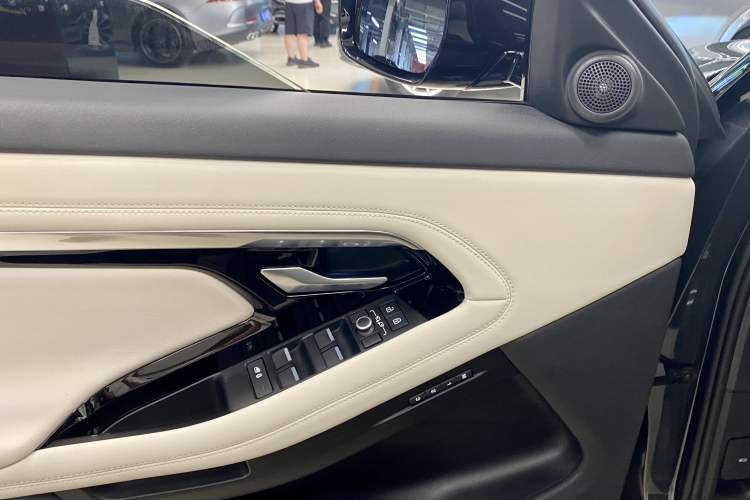 Used Land Rover Range Evoque 2022 Facelifted Aurora L 249 PS R-Dynamic Luxury Edition Interior 8