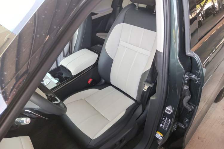 Used Land Rover Range Evoque 2022 Aurora L 249 PS R-Dynamic Luxury Edition Left Front Seat