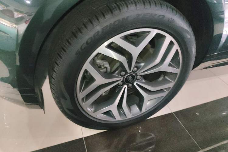 Used Land Rover Range Evoque 2022 Facelifted Aurora L 249 PS R-Dynamic Luxury Edition Left Front Wheel Hub