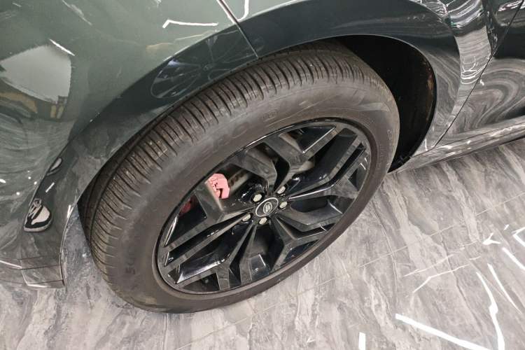 Used Land Rover Range Evoque 2022 Facelifted Aurora L 249 PS R-Dynamic Luxury Edition Left Front Wheel Hub