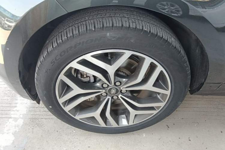 Used Land Rover Range Evoque 2022 Facelifted Aurora L 249 PS R-Dynamic Luxury Edition Left Front Wheel Hub