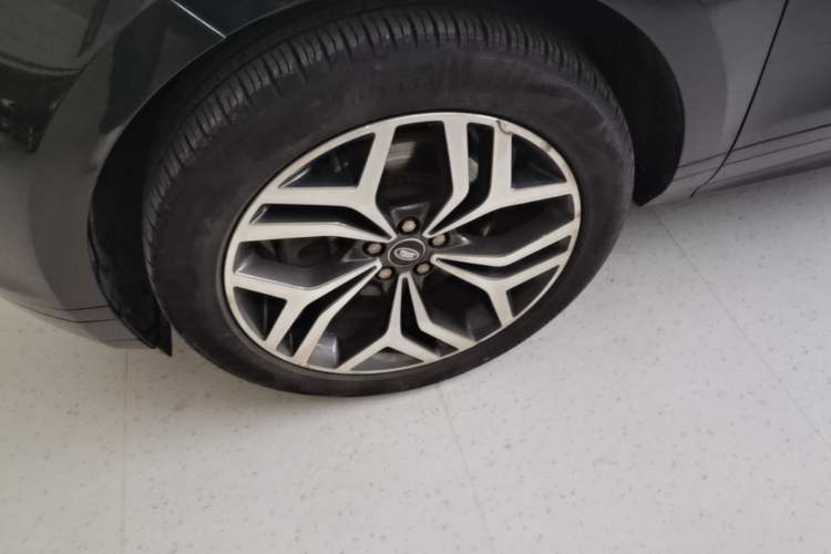 Used Land Rover Range Evoque 2022 Facelifted Aurora L 249 PS R-Dynamic Luxury Edition Left Front Wheel Hub