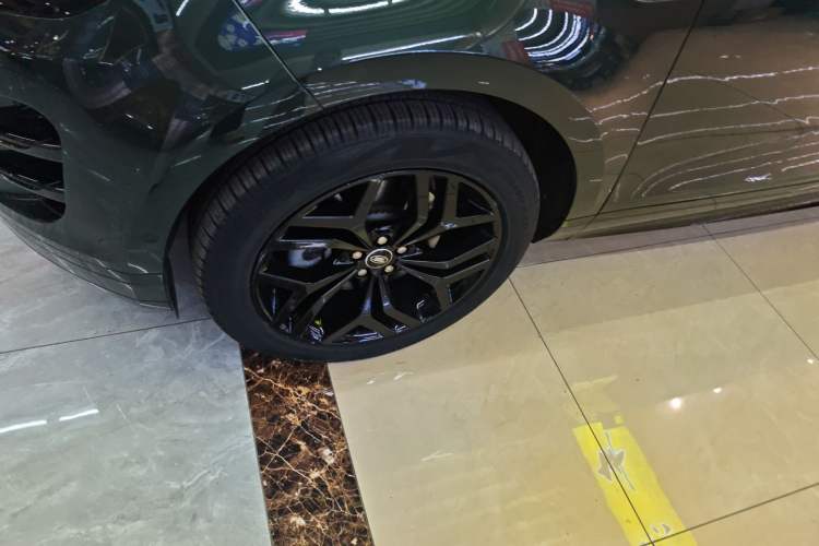 Used Land Rover Range Evoque 2022 Range Rover L 249 PS R-Dynamic HSE Luxury Edition Left Front Wheel Hub