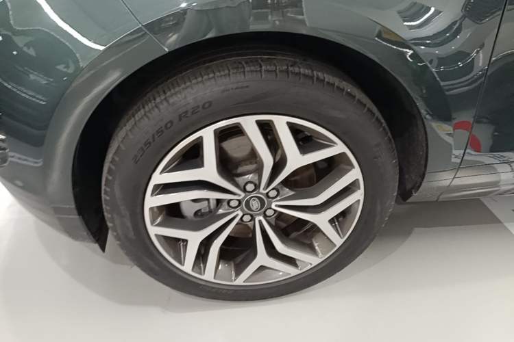 Used Land Rover Range Evoque 2022 Facelifted Aurora L 249 PS R-Dynamic Luxury Edition Left Front Wheel Hub