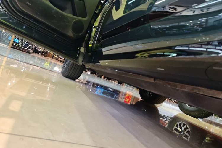 Used Land Rover Range Evoque 2022 Range Rover L 249 PS R-Dynamic HSE Luxury Edition Left Side Sill