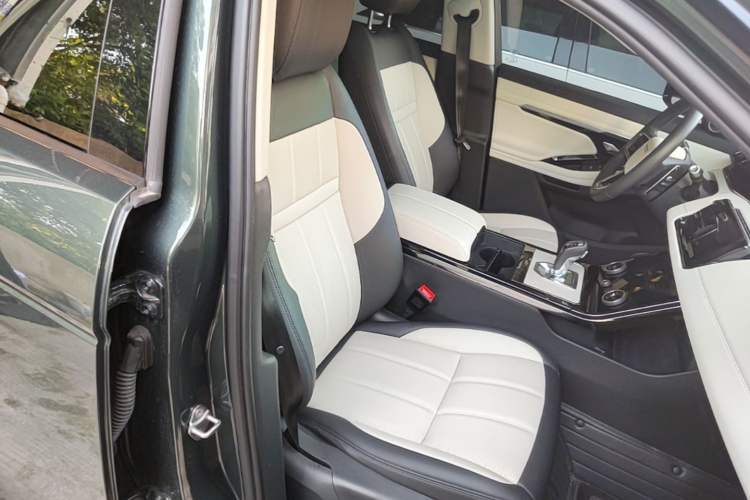 Used Land Rover Range Evoque 2022 Aurora L 249 PS R-Dynamic Luxury Edition Right Front Seat