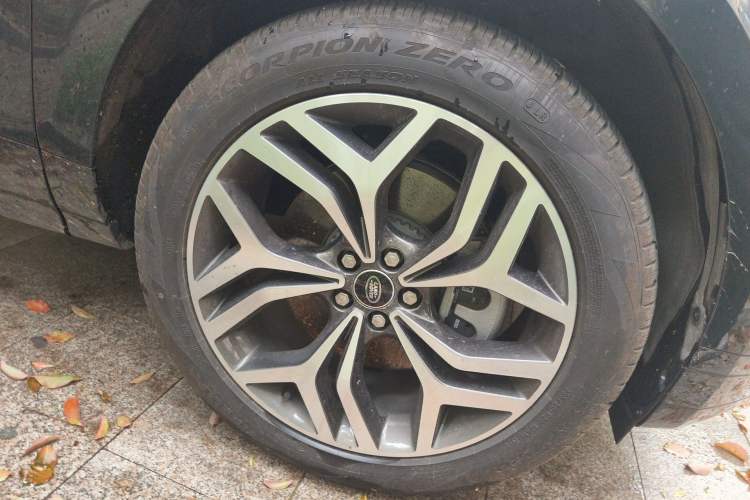 Used Land Rover Range Evoque 2022 Facelifted Aurora L 249 PS R-Dynamic Luxury Edition Right Front Wheel Hub