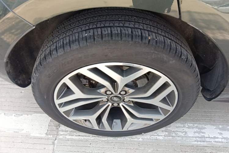 Used Land Rover Range Evoque 2022 Facelifted Aurora L 249 PS R-Dynamic Luxury Edition Right Rear Wheel Hub