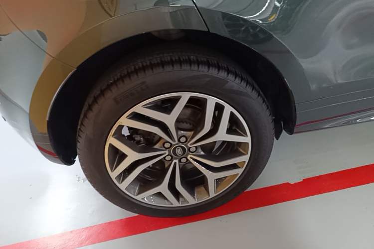 Used Land Rover Range Evoque 2022 Facelifted Aurora L 249 PS R-Dynamic Luxury Edition Right Rear Wheel Hub