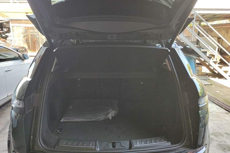 Used Land Rover Range Evoque 2022 Aurora L 249 PS R-Dynamic Luxury Edition Trunk