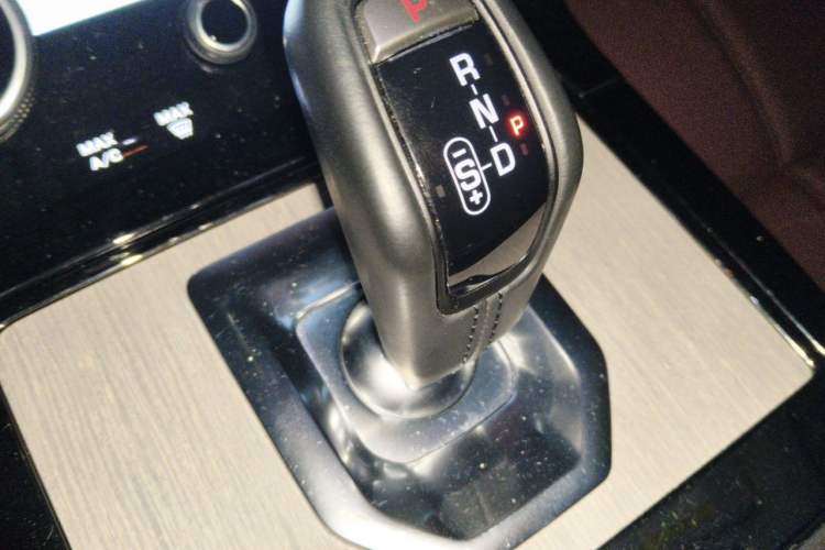 Used Land Rover Range Evoque 2022 Facelifted Aurora L 249 PS R-Dynamic Luxury Edition Gear Lever