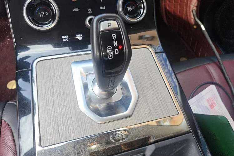 Used Land Rover Range Evoque 2022 Aurora L 249 PS R-Dynamic Luxury Edition Gear Lever