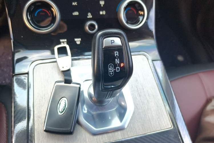 Used Land Rover Range Evoque 2022 Aurora L 249 PS R-Dynamic Luxury Edition Gear Lever