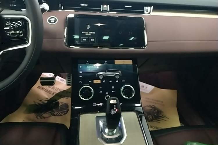 Used Land Rover Range Evoque 2022 Aurora L 249 PS R-Dynamic Luxury Edition Audio And AC Panel