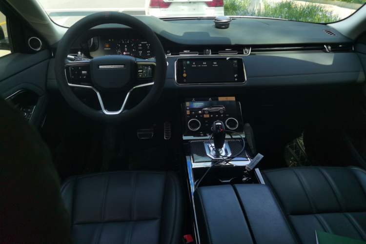 Used Land Rover Range Evoque 2022 Aurora L 249 PS R-Dynamic Collins Antique Bronze Special Edition Center Console