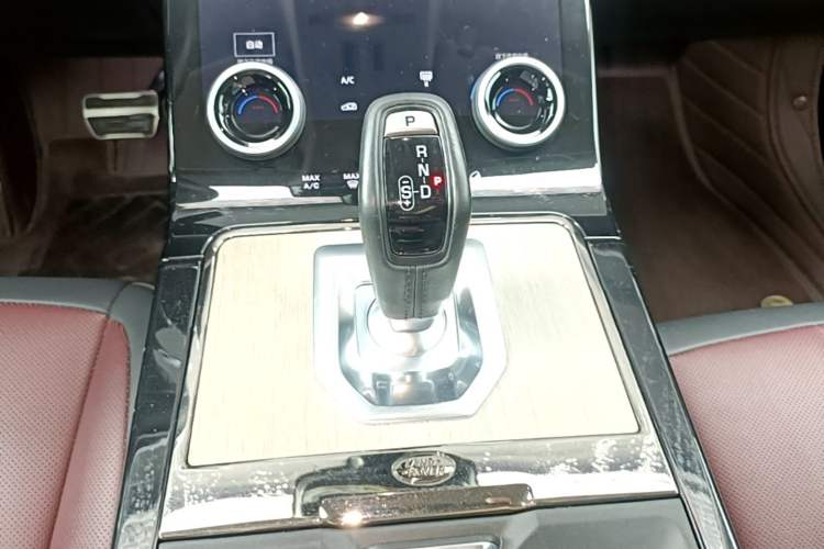 Used Land Rover Range Evoque 2022 Aurora L 249 PS R-Dynamic Luxury Edition Gear Lever