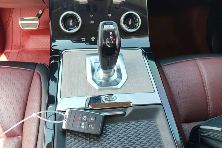 Used Land Rover Range Evoque 2022 Facelifted Aurora L 249 PS R-Dynamic HSE Luxury Edition Gear Lever