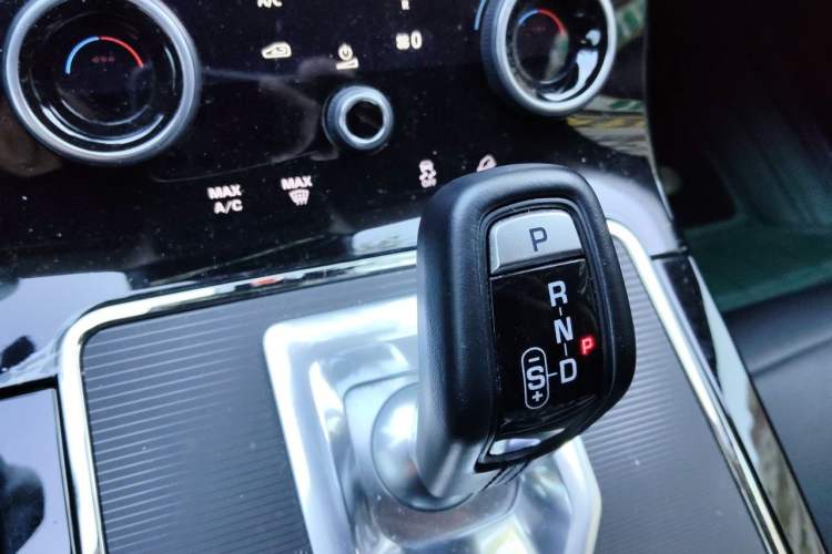 Used Land Rover Range Evoque 2022 Aurora L 249 PS R-Dynamic Collins Antique Bronze Special Edition Gear Lever