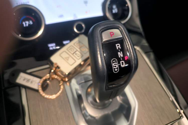 Used Land Rover Range Evoque 2022 Facelifted Aurora L 249 PS R-Dynamic Luxury Edition Gear Lever