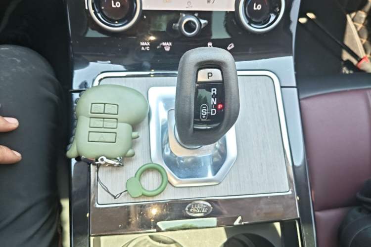 Used Land Rover Range Evoque 2022 Facelifted Aurora L 249 PS R-Dynamic Luxury Edition Gear Lever