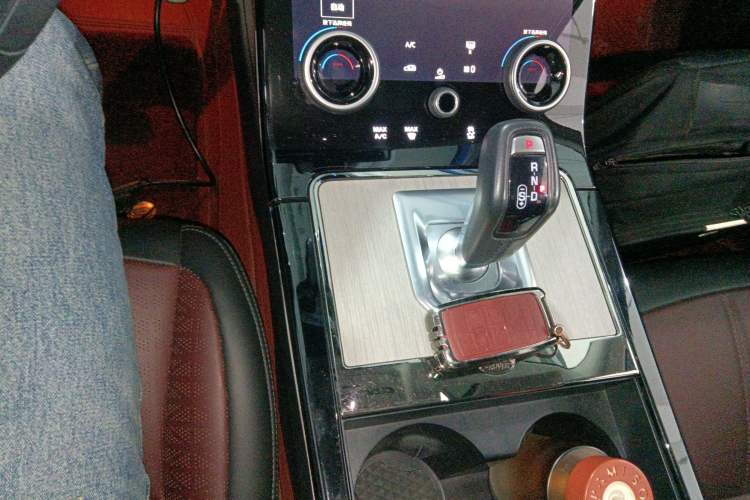 Used Land Rover Range Evoque 2022 Facelifted Aurora L 249 PS R-Dynamic HSE Luxury Edition Gear Lever