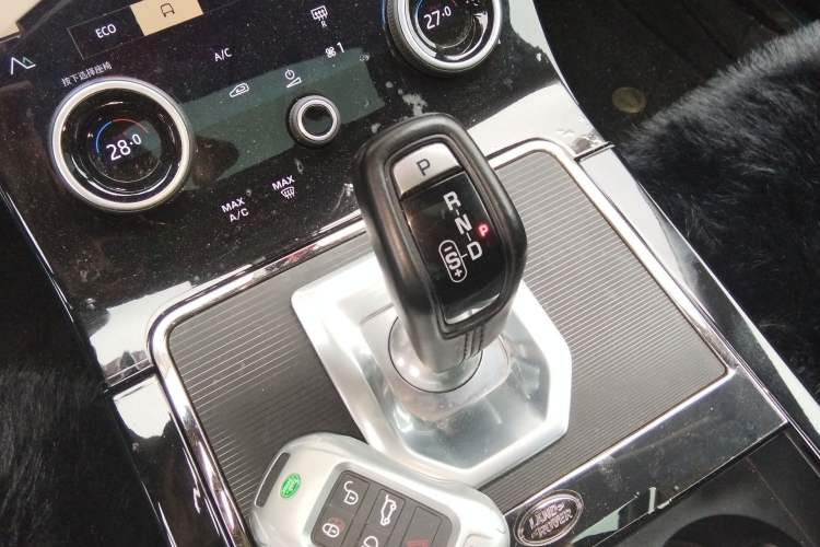 Used Land Rover Range Evoque 2022 Aurora L 249 PS R-Dynamic Luxury Edition Gear Lever