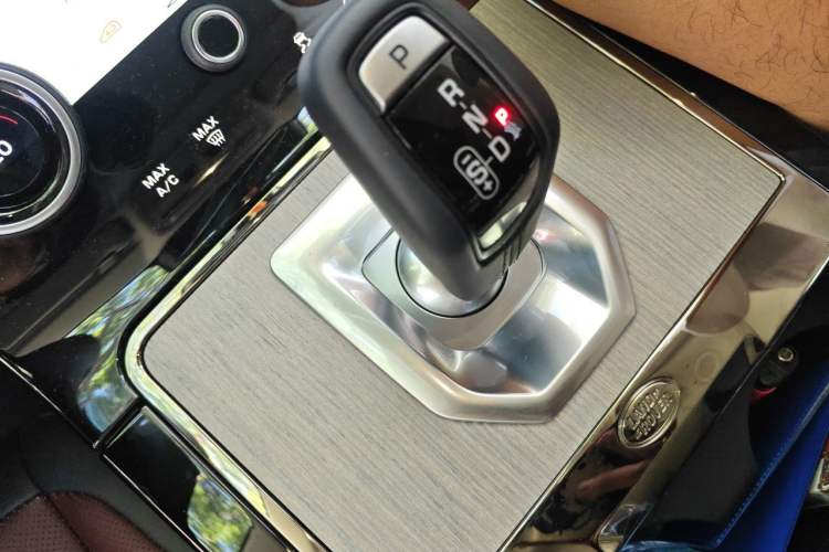 Used Land Rover Range Evoque 2022 Facelifted Aurora L 249 PS R-Dynamic Luxury Edition Gear Lever