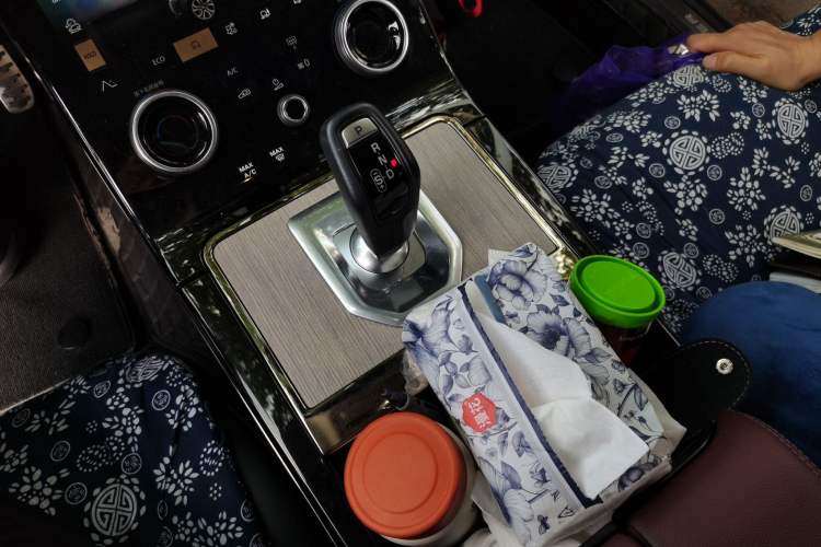 Used Land Rover Range Evoque 2022 Facelifted Aurora L 249 PS R-Dynamic Luxury Edition Gear Lever