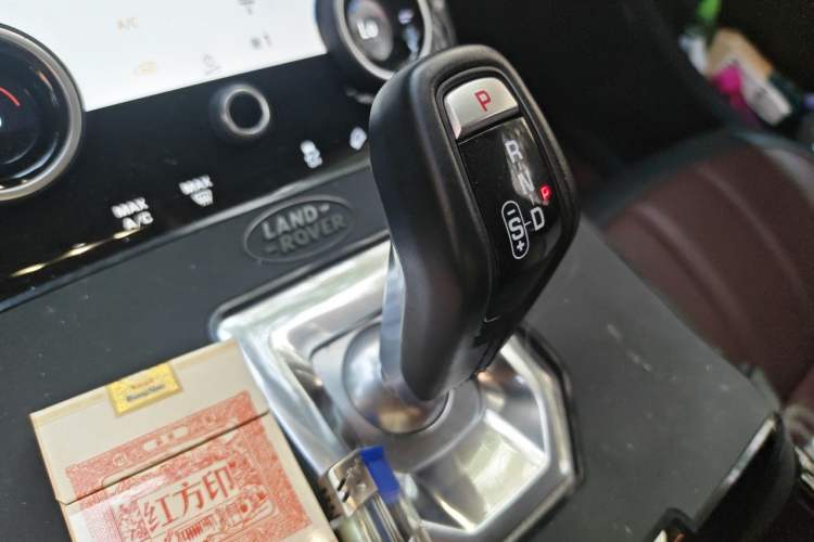 Used Land Rover Range Evoque 2022 Facelifted Aurora L 249 PS R-Dynamic Luxury Edition Gear Lever