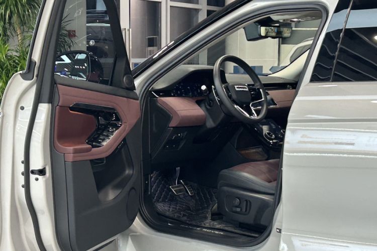 Used Land Rover Range Evoque 2022 Facelifted Aurora L 249 PS R-Dynamic Luxury Edition Interior 1