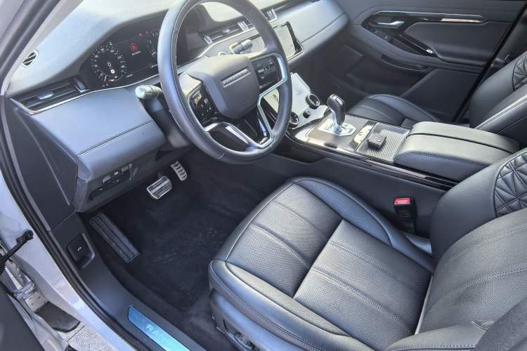 Used Land Rover Range Evoque 2022 Aurora L 249 PS R-Dynamic Collins Antique Bronze Special Edition Interior 4